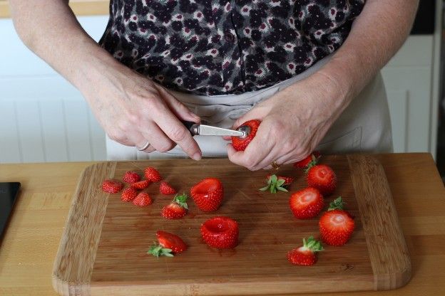 Die Erdbeeren aushöhlen