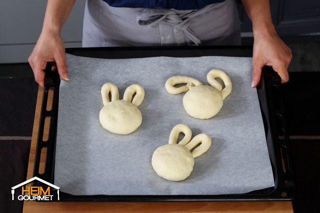 Die Hasenbrötchen backen