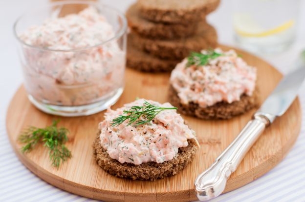 Lachs-Meerrettich-Creme auf Brot