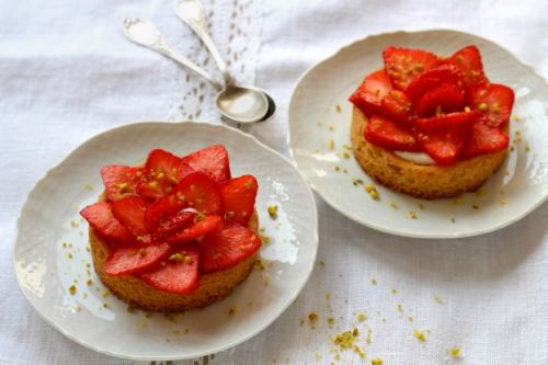 Fruchtige Erdbeer-Tartelettes mit salzigem Mürbeteigboden - so geht&amp;#39;s