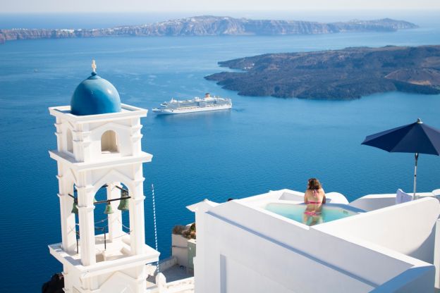 Tauch ein ins blaue Wasser vor Santorini, Griechenland