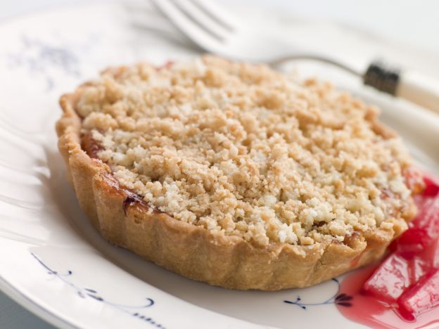 Eine Crumble-Tarte mit Rhabarber und Mandeln