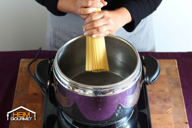 Die Nudeln kochen