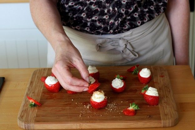 Die Erdbeerköpfe auf die befüllten Erdbeeren setzen