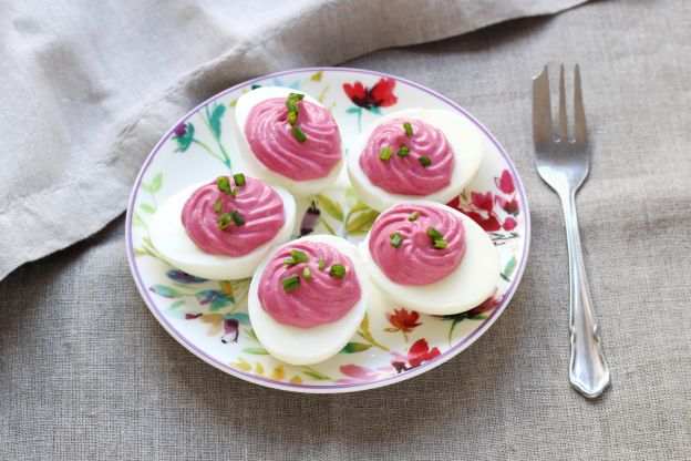 Mimosa-Eier mit roter Bete