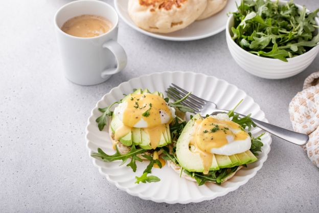 Eier Florentiner Art mit Avocado auf englischen Muffins