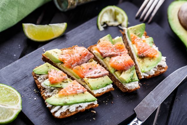 Vollkornbrot mit Avocado und Räucherlachs