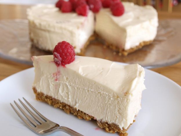 Joghurttorte mit Zwiebackschokoboden und Himbeeren