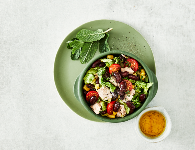 Knackiger Salat mit Thunfisch, Mais und Kidneybohnen