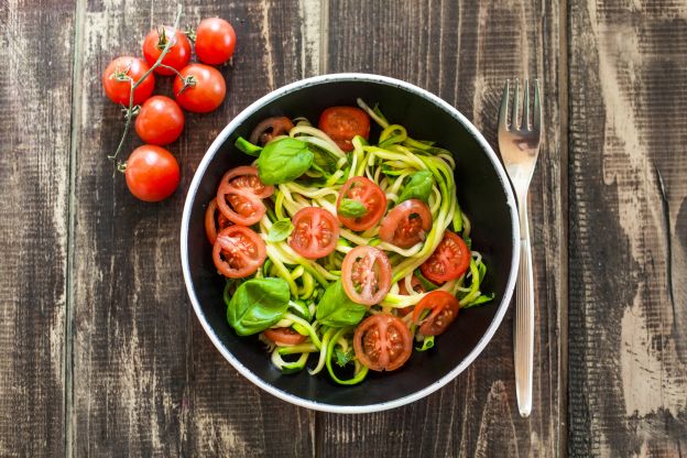 Zucchinispaghetti mit Kirschtomaten und Basilikum