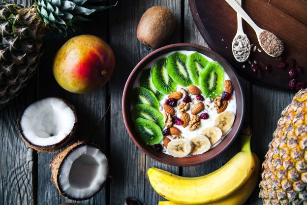 Bowl mit Kokosjoghurt und Früchten