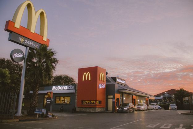 Fussgänger werden am Mc Drive nicht bedient