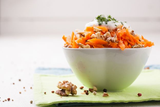 Karottensalat mit Rosinen und Walnüssen