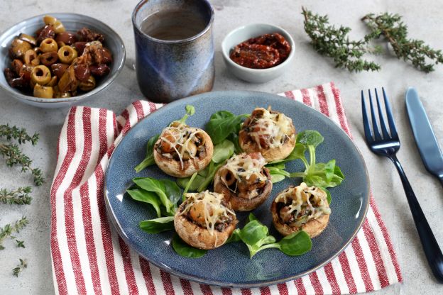 Gefüllte Champignons mit getrockneten Tomaten und Oliven