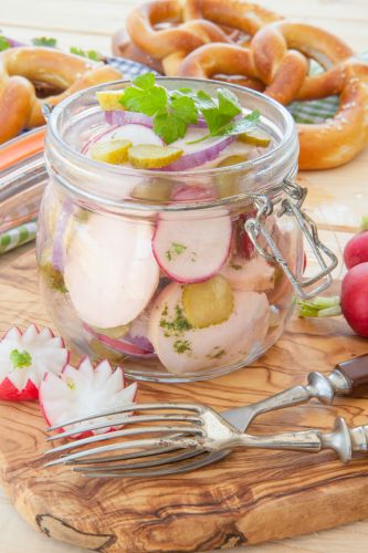 Weißwurstsalat mit Radieschen