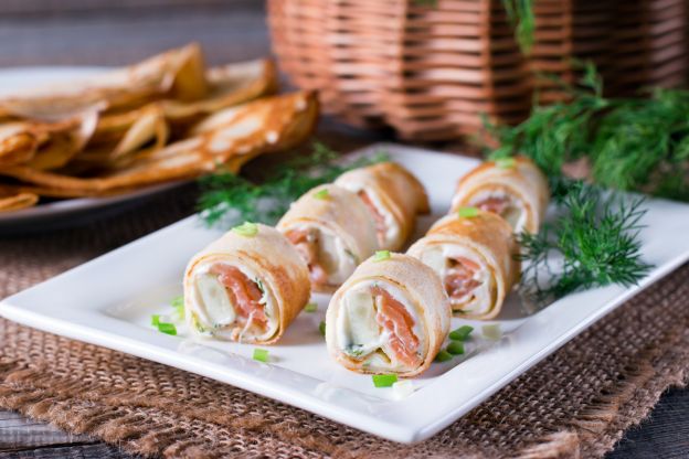 Pfannkuchenröllchen mit Räucherlachs, Gurke und Kräuterquark