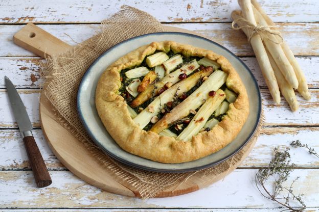 Rustikale Tarte mit Spargel und Spinat