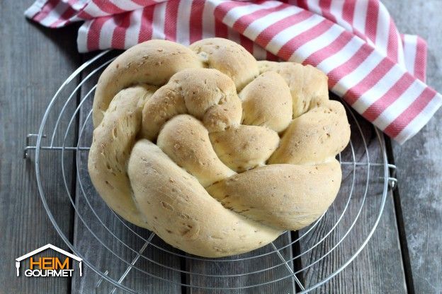 Geflochtenes Hefebrot mit Sesam