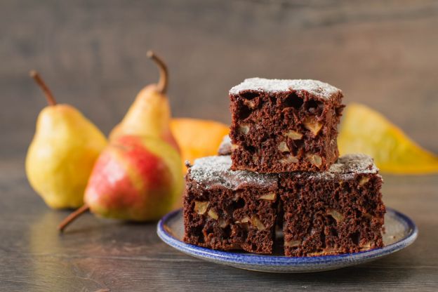 Schokoladenkuchen mit Birnen