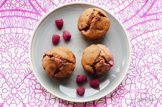 Muffins mit Himbeeren und weißer Schokolade