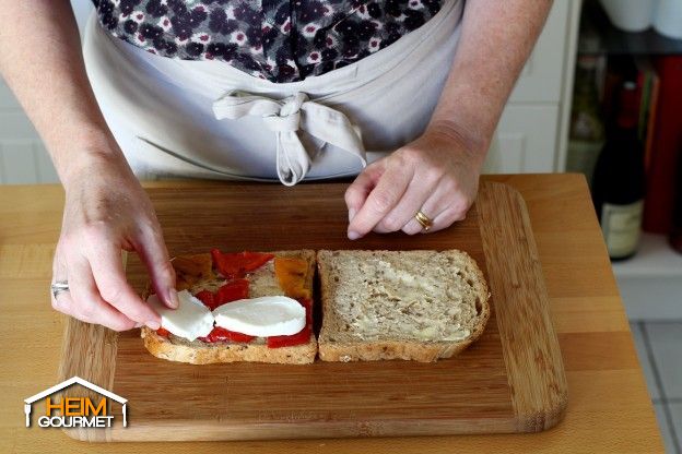 Mozzarella darauf schichten