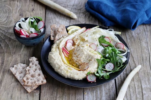 Frühlingssalat mit Spargelhummus