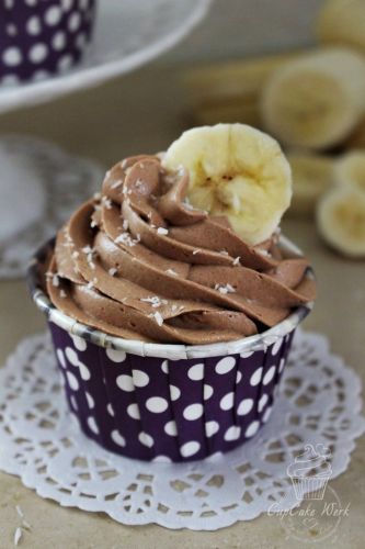 cremige Nutella-kokos-cupcakes mit banane