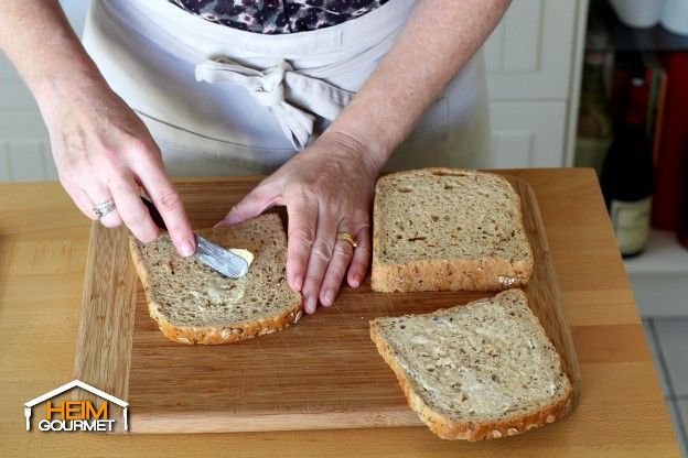 Die Toastbrotscheiben mit Butter bestreichen