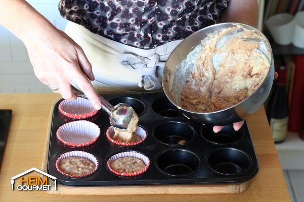 Den Teig in Muffinförmchen füllen