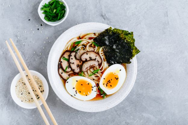 Ramen mit Nori Algen und Sesam