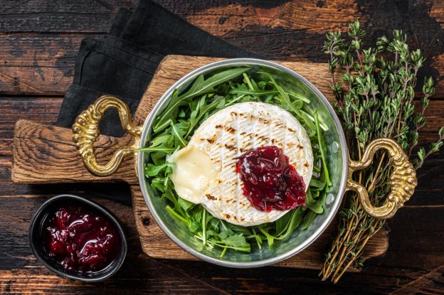 Gebackener Camembert auf Rucola-Salat