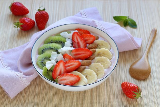 Smoothie Bowl mit Erdbeeren, Kiwi und Banane