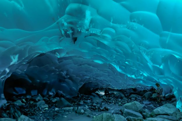 Tritt ein in die Eishöhlen unter dem Mendenhall Gletscher, Alaska, USA