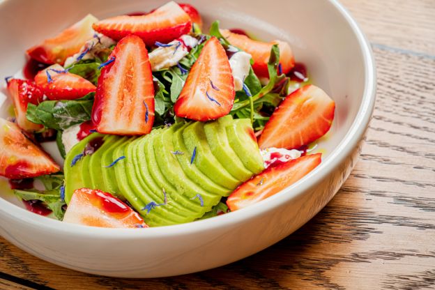 Avocado-Salat mit Erdbeeren