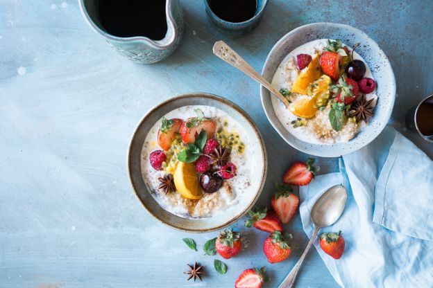 Overnight Oats mit Mandelmilch und frischen Früchten