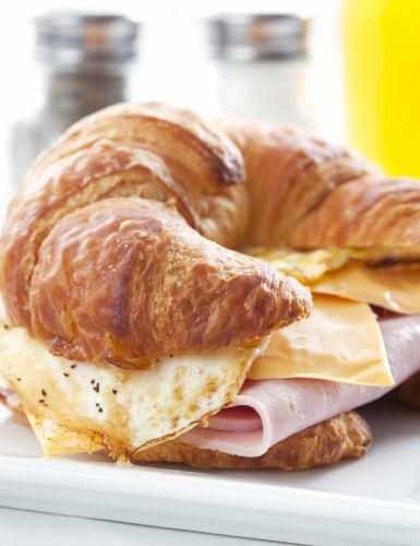 Herzhaftes Croissant mit Schinken und Käse