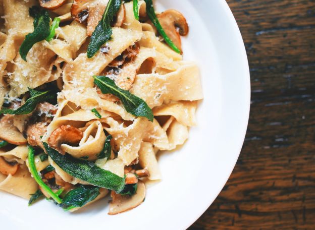 Tagliatelle in Salbeibutter mit Pilzen