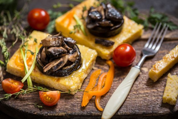 Maispolenta mit gebratenen Champignons und Aubergine