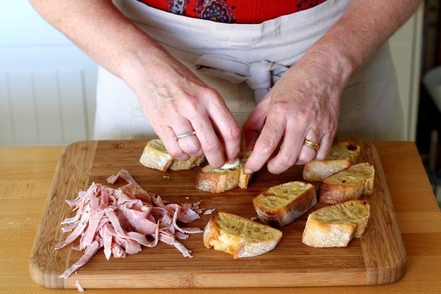 Das Brot mit Knoblauch einreiben