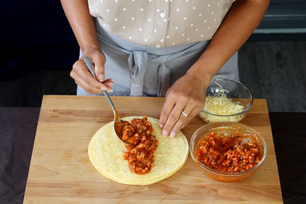 ZUBEREITUNG DER ENCHILADAS