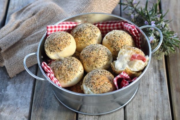 Italienische Partybrötchen mit zartschmelzender Mozzarellafüllung