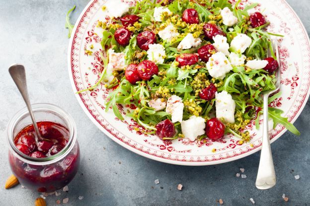 Frischer Salat mit eingelegten Kirschen