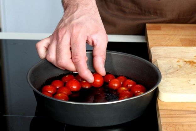 Die Cocktailtomaten hinzufügen