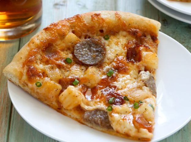 53. Bratwurst und Kartoffelpizza mit Bierteig