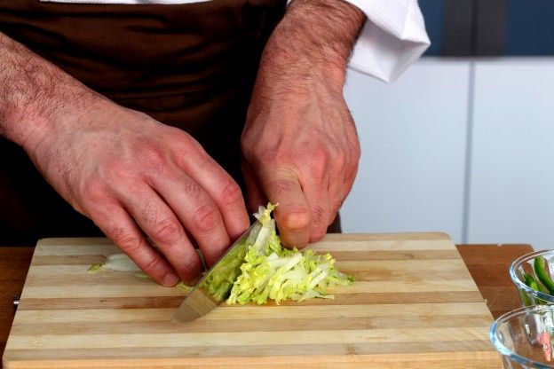 Salatblätter zerkleinern