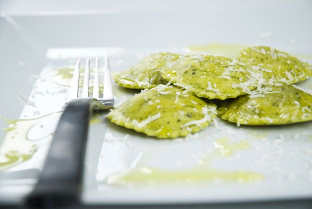 Ravioli mit Schinken und Pesto