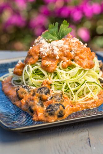 Zoodles mit würziger Tomatensauce