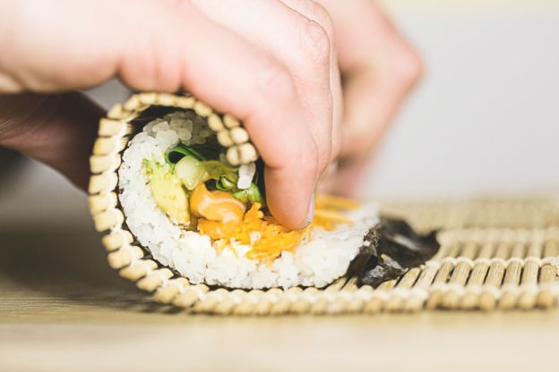 Sushirolle mit Lachs und Wassermelone