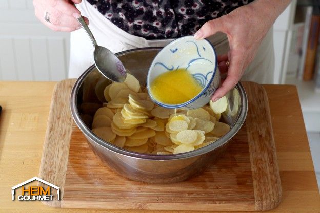 3/4 der geschmolzenen Butter sowie die Kräuter der Provence hinzugeben