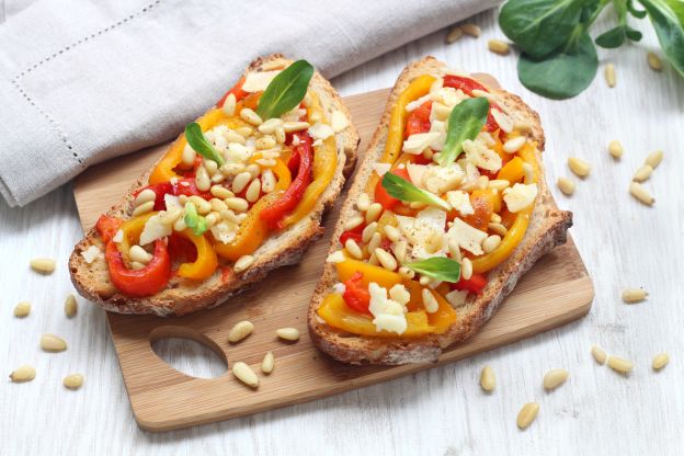 Brot mit Paprika, Hartkäse und Pinienkernen